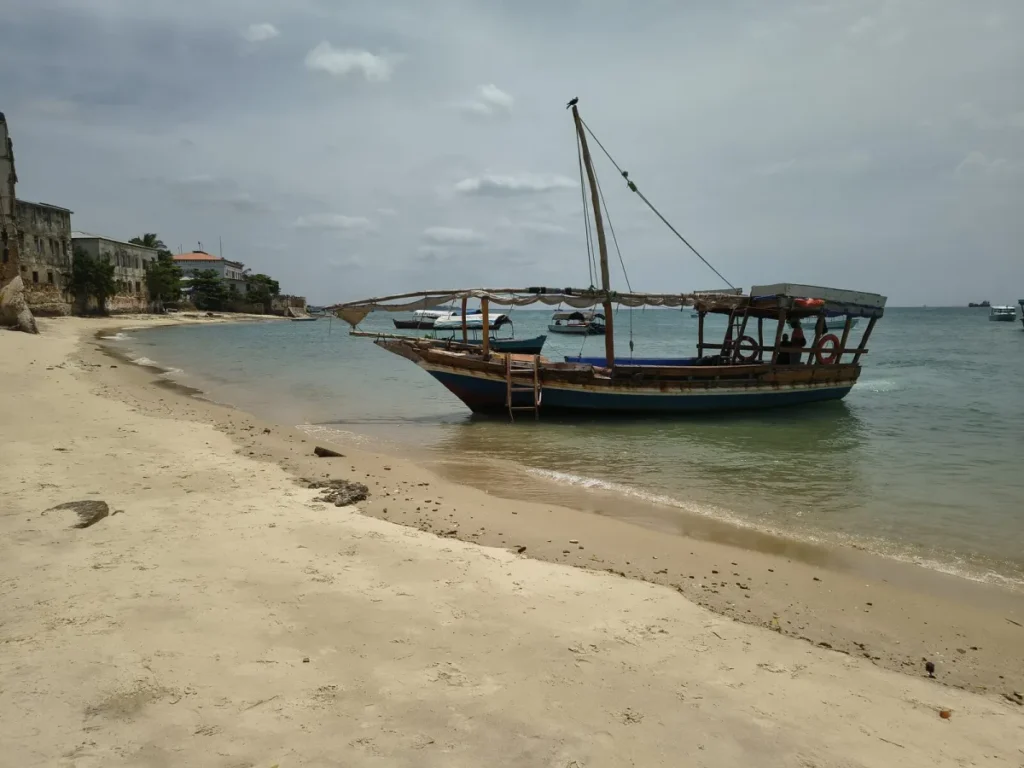 Dhow Holzsegelschiff Zanzibar indischer ozean