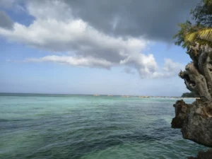 tuerkisblaues wasser bis zum horizont