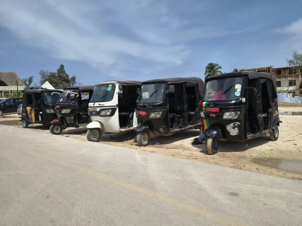 Tuktuk als Nahverkehrsangebot in Nungwi